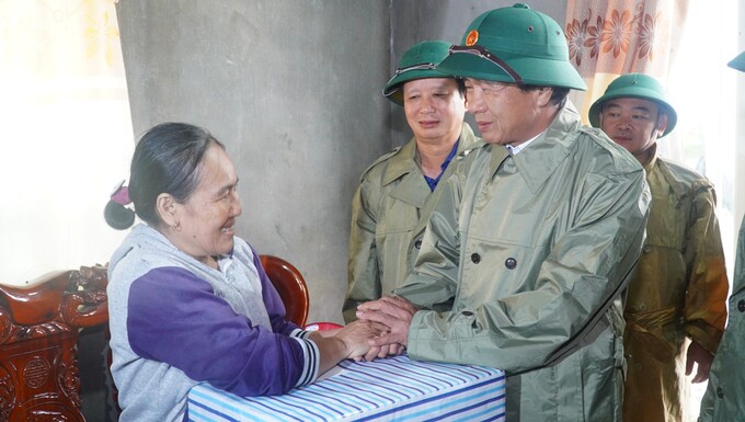 Phó Thủ tướng mong muốn bà con nỗ lực vượt qua mọi khó khăn, sớm ổn định cuộc sống.