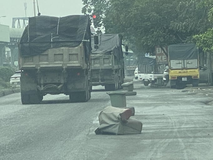 Người dân từng bức xúc đem đồ đạc ra đường để cản trở giao thông qua đây. Ảnh: Lê Dũng