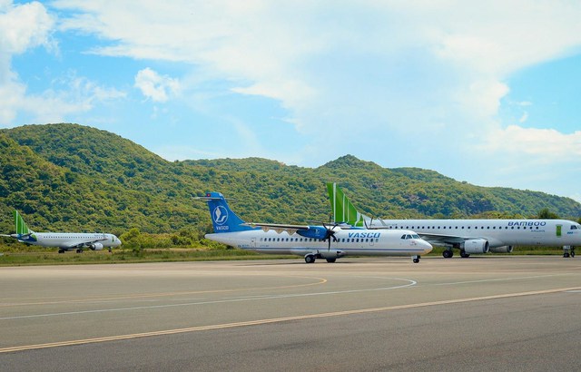 Sân bay Côn Đảo hiện chỉ có Vietnam Airlines và Bamboo Airways khai thác bằng các loại tàu bay ATR72 và Embraer E195.