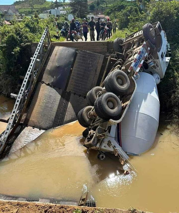 Cầu Tà Năng 2 bị sập.
