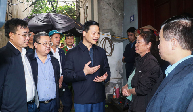 Phó Chủ tịch Thường trực UBND tỉnh Bắc Ninh Vương Quốc Tuấn thăm hỏi, động viên các gia đình khu vực bị sụt lún, sạt lở bờ sông.