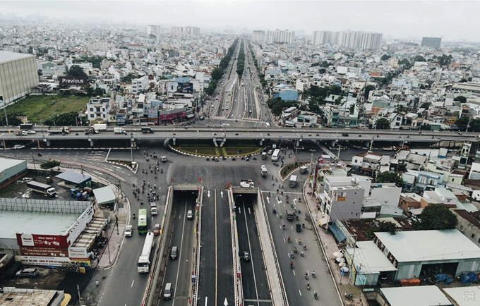 Nút giao có ba tầng gồm hầm chui hai chiều nối đường cao tốc TP HCM - Long Thành - Dầu Giây với đường Mai Chí Thọ (phía hầm Thủ Thiêm); hầm chui kéo dài qua nút giao Mai Chí Thọ - Đồng Văn Cống. Ảnh minh hoạ