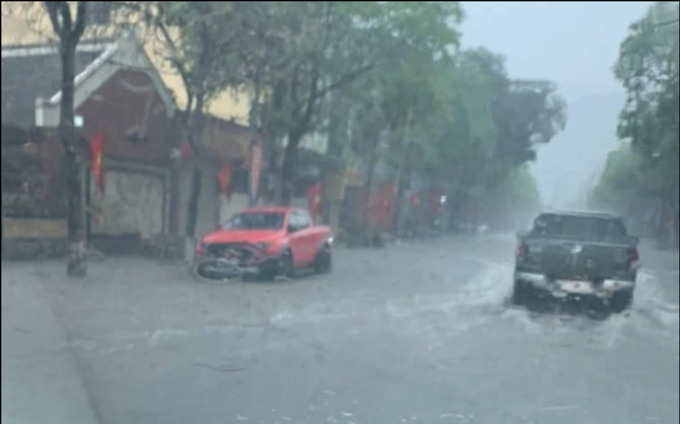Do mưa bất thường từ sáng sớm kéo dài đến thời điểm hiện tại, lượng mưa lại quá lớn khiến ngập lụt cục bộ xảy ra tại một số địa bàn thuộc địa phương