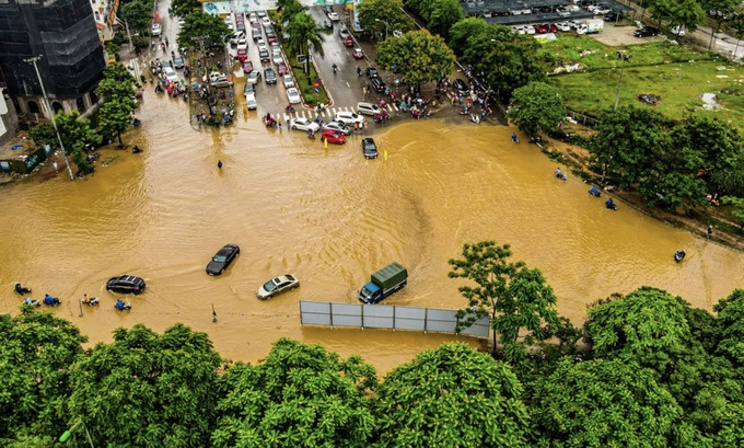 Nhiều phương tiện 'chôn chân' khiến đoạn đường này ùn tắc hàng km