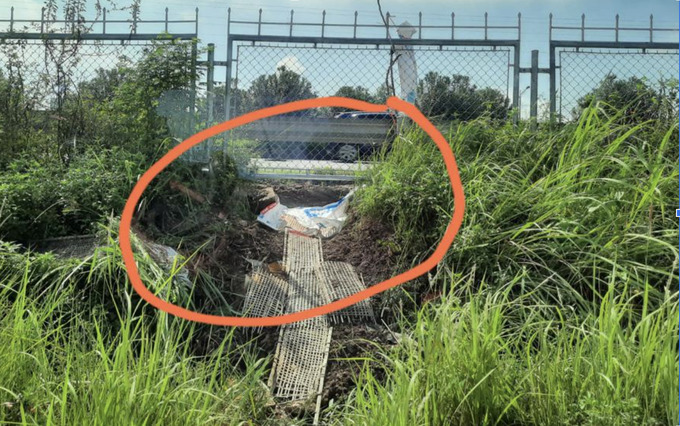 Những đoạn không cắt phá thì các đối tượng đào hố để luồn qua rào chắn