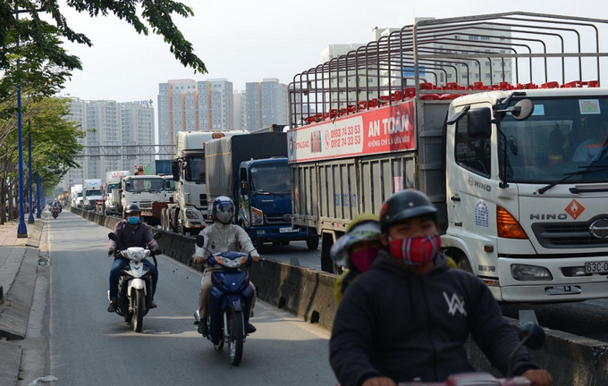 Dòng xe tải kẹt cứng trên đường Đồng Văn Cống vào cảng biển Cát Lái.