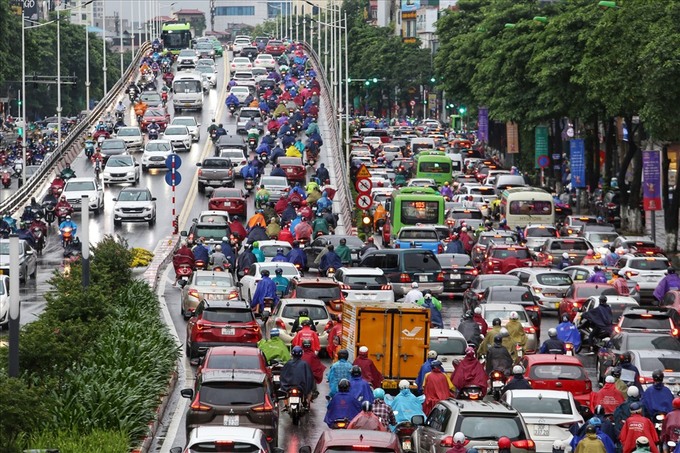 Cầu vượt gần nút giao Láng - Trần Duy Hưng thường xuyên ùn tắc ở cả trên cầu và dưới cầu.