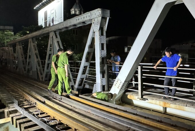Lực lượng CSGT đang khám nghiệm hiện trường. Ảnh: Mai Lâm