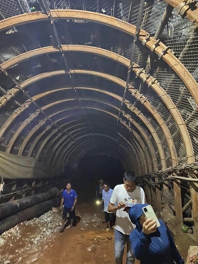 Theo thông tin và hình ảnh trên mạng xã hội, những đường hầm khai thác quặng rất sâu và rộng đến mức một xẻ tải có thể chạy vào được.
