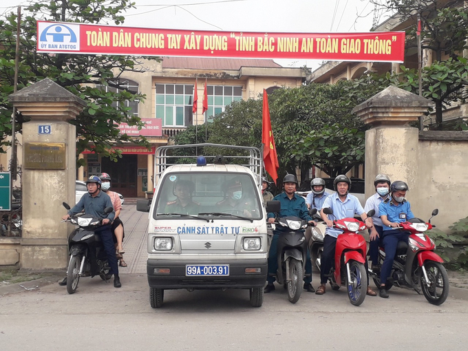 Lực lượng chức năng ra quân tuyên truyền xử phạt nghiêm người dân lấn chiếm vỉa hè lòng đường.