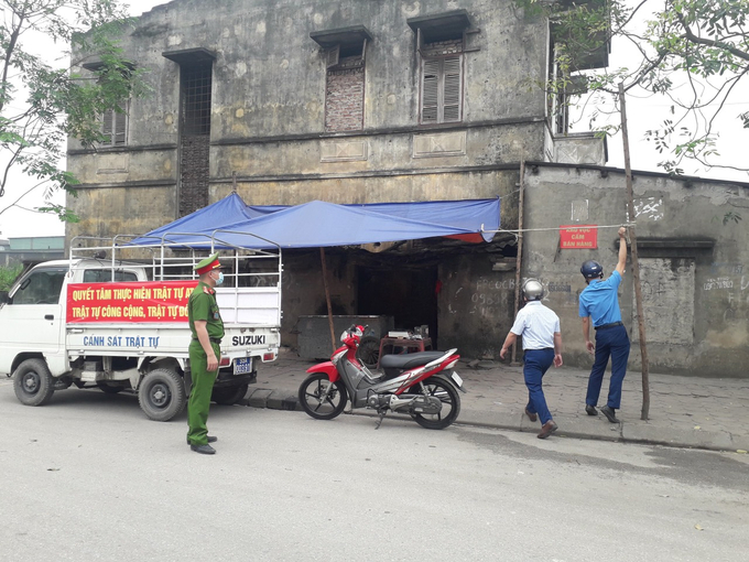Lực lượng chức năng nhắc nhở các hộ dân tiếp tục chấp hành nghiêm chỉnh, không được phép lấn chiếm vỉa hè