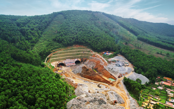 Hầm Thung Thi dài 680 m, gồm 2 ống hầm, là một trong những hầm đường bộ lớn nhất tại dự án xây dựng một số đoạn đường bộ cao tốc Bắc – Nam phía Đông giai đoạn 2017 – 2020, đoạn Mai Sơn – Quốc lộ 45.