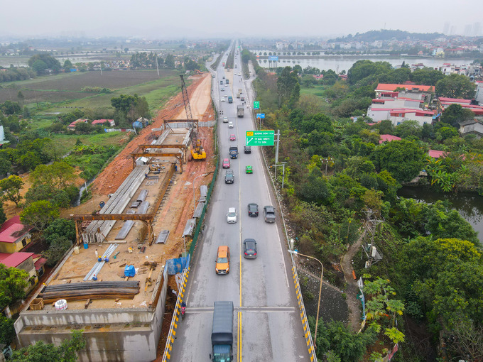 Nguyên nhân dẫn đến việc chậm GPMB, trong đó có tình trạng giá đất tái định cư tại Bắc Ninh tăng cao, trong khi giá đất tính đền bù tại khu vực thu hồi mở rộng cầu còn thấp so với tiền sử dụng đất phải nộp tại nơi tái định cư.