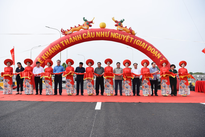 Thủ tướng Phạm Minh Chính và các đại biểu cắt băng khánh thành dự án cầu Như Nguyệt