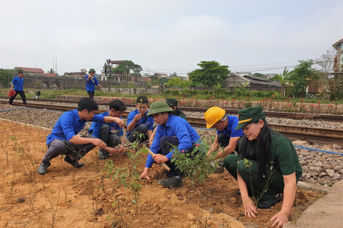 Sáng ngày 2/4, tại ga Quảng Bình, Tổng công ty Đường sắt VN tổ chức lễ phát động phong trào “Đường tàu - Đường hoa” trên địa bàn các tỉnh, thành có đường sắt đi qua. Ảnh thực tế