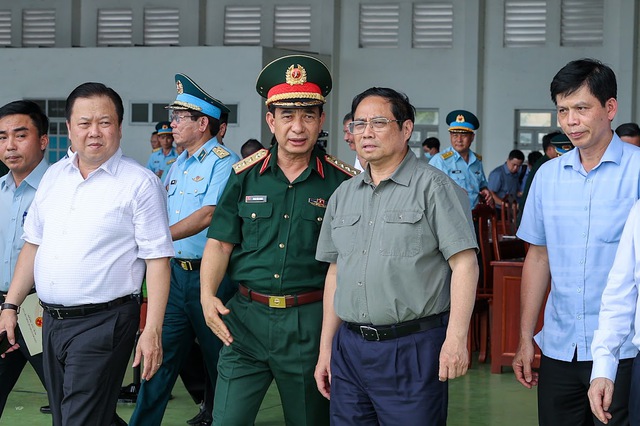 Thủ tướng Phạm Minh Chính khảo sát hiện trường nhằm quyết liệt thúc đẩy tiến độ các dự án nâng công suất sân bay Tân Sơn Nhất - Ảnh: VGP/Nhật Bắc