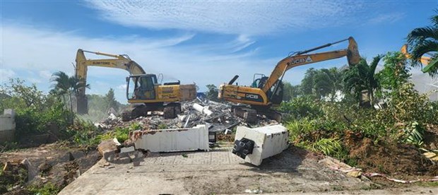 Cưỡng chế tháo dỡ công trình xây dựng trong khu lấn chiếm đất trái phép.