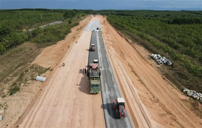 Thủ tướng đề nghị các nhà thầu, đơn vị thi công tranh thủ thời tiết thuận lợi, huy động nhân lực, trang thiết bị, thi công 3 ca 4 kíp để bảo đảm tiến độ, chất lượng, kỹ thuật, mỹ thuật, an toàn, vệ sinh môi trường dự án