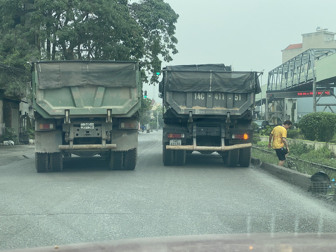 Đường nhỏ hẹp nhưng các xe vẫn tranh vượt nhau gây mất TT ATGT. Ảnh: Lê Dũng