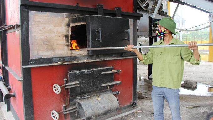 Vận hành lò đốt rác thải sinh hoạt tại xã Thanh Hải (Lục Ngạn)
