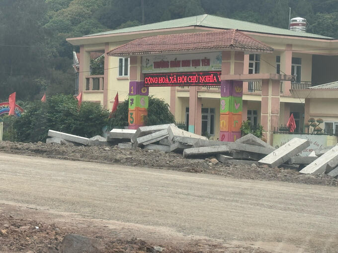 Đoạn đường đang thi công ô nhiễm và để ngổn ngang các cục bê tông cản trở người dân đi lại. Ảnh: Lê Dũng