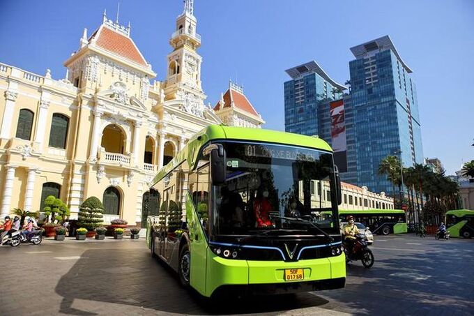 Xe Vinbus tuyến D4 được thiết kế với màu chủ đạo xanh, đen, dễ nhận diện