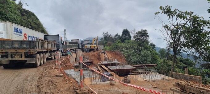 QL8 - tuyến đường lên Cửa khẩu Quốc tế Cầu Treo đang được thi công