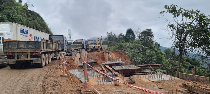 Đường hẹp lượng xe lưu thông nhiều thường xuyên ùn tắc