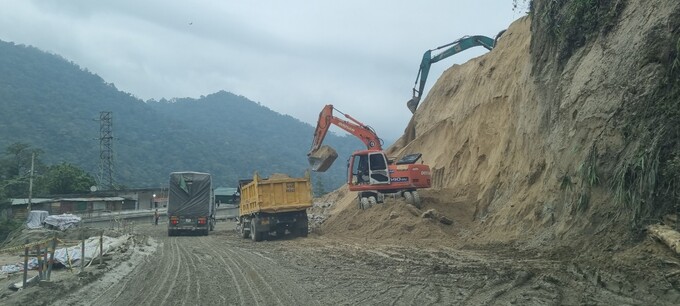 Nhiều vị trí núi đá cao phải nổ mìn san hạ mặt đường.