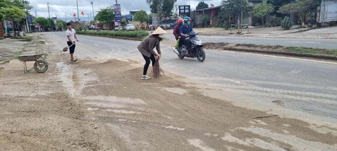 Yêu cầu khắc phục không để vật liệu cát, đá rơi vãi ra đường gây mất an toàn