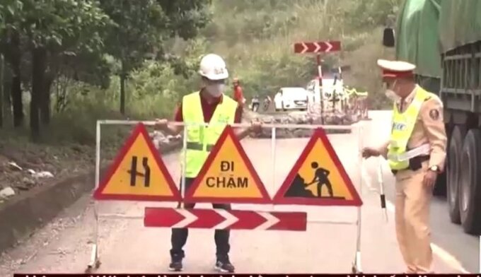 Lực lượng công an giao thông đặt biển cảnh báo.