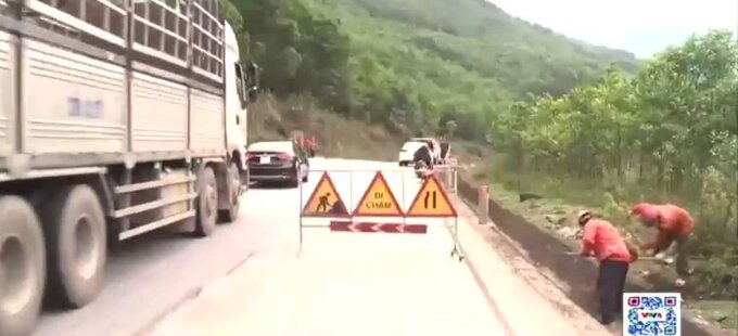 Tuyến đường hư hỏng khiến các phương tiên di chuyển khó khăn