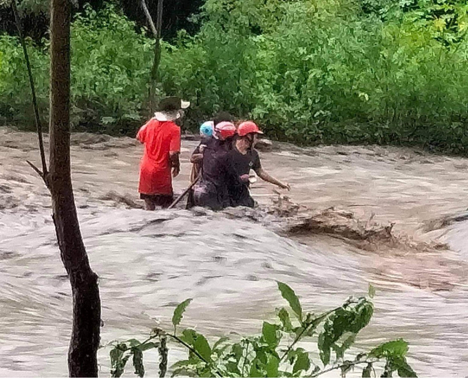 Nước lũ dâng cao khiến 4 người bị cuốn trôi