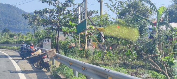 Quán san lấp phá cảnh quan thiên nhiên bên hành lang an toàn giao thông tuyến đường