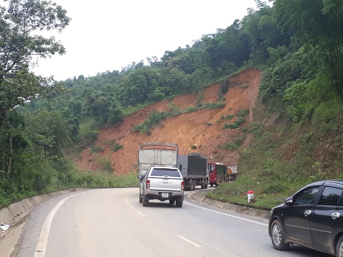 Mở rộng mặt đường, cải tạo bán kính đường cong hoặc cải tuyến tại khu vực này cần phải thực hiện thu hồi, giải phóng mặt bằng, tái định cư đối với các hộ dân ở sát hai bên đường với chi phí lớn nên khó khăn trong việc bố trí kinh phí bảo trì lấy từ nguồn sự nghiệp kinh tế đường bộ để thực hiện