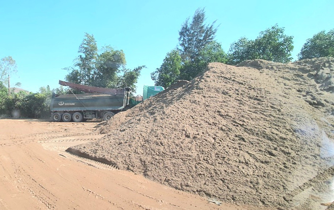 Hàng ngày có hàng chục lượt xe trọng tải lớn của doanh nghiệp Tân Sơn Thủy vào ra liên tục, tiềm ẩn nguy cơ mất an toàn giao thông