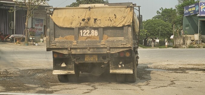 Tuyến đường từ quốc lộ 15 dẫn vào mỏ, nhiều vị trí bị sụt lún, sập vỡ cống do xe trọng tải lớn hoạt động thường xuyên, tiềm ần nguy cơ tai nạn cho người tham gia giao thông