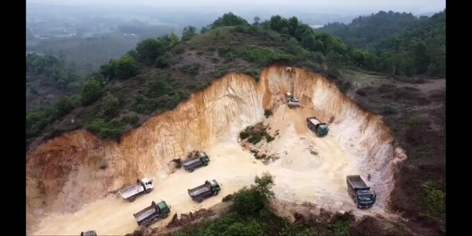 Hoạt động rầm rộ tại mỏ đất Phú Lộc 2 của Công ty Cổ phần xây dựng và Khai thác khoáng sản Đức Toàn thuộc địa bàn xã Phú Lộc (Can Lộc, Hà Tĩnh)