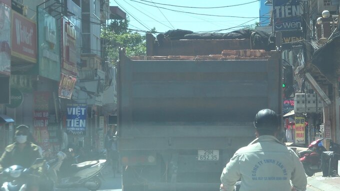 Xe chở gạch không che chắn