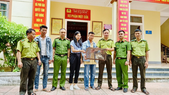 02 công dân tiến hành bàn giao cá thể Culi cho lực lượng chức năng