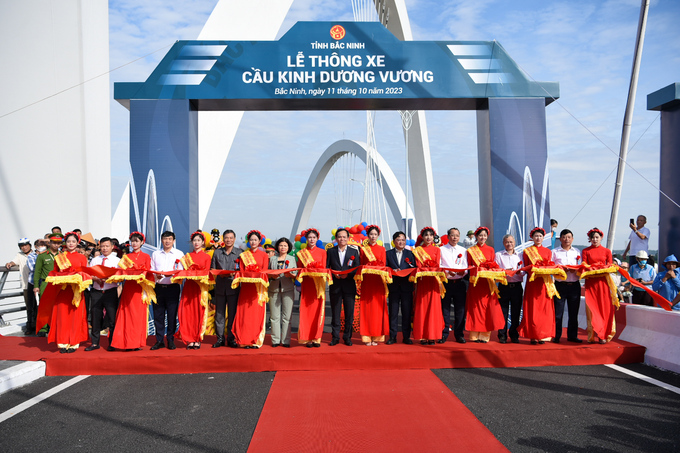 Phó Thủ tướng Trần Lưu Quang cùng các đồng chí lãnh đạo tỉnh Bắc Ninh cắt băng khánh thành thông xe kỹ thuật cầu Kinh Dương Vương