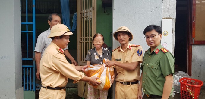 Những món quà ý nghĩa được CSGT gửi tới người dân