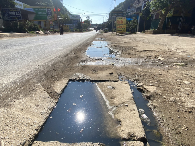 Cống bị bịt kín nước thải tràn lên mặt nhiều tháng nay nhưng chưa được khắc phục