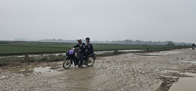 Người dân lưu thông trên tuyến đường này luôn trong tình trạng nơm nớp lo sợ có tai nạn xảy ra