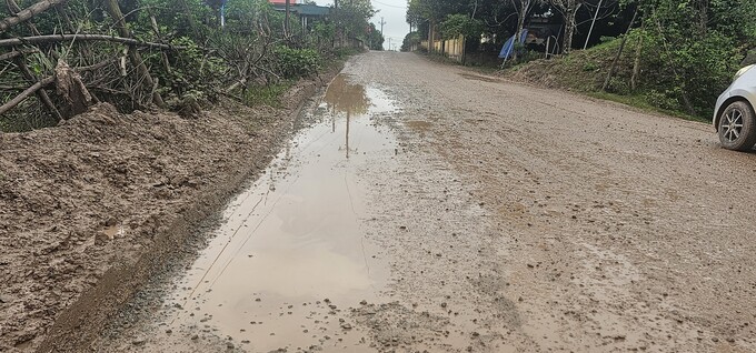 Mặt đường toàn ổ gà, bùn, nhão nhoét, bẩn thỉu