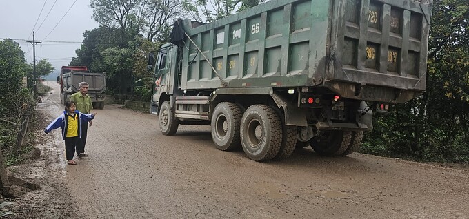 Người dân hai bên tuyến đường phải chịu cảnh ô nhiễm, tiếng ồn từ hàng trăm chuyến xe chở đất đá mỗi ngày
