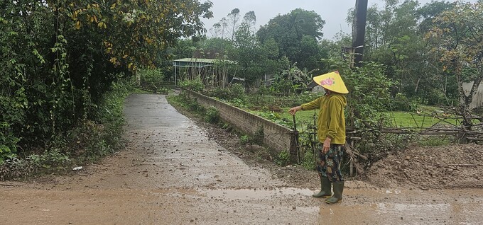 Bùn đất, nước bẩn tràn hết cả vào các tuyến đường dân sinh khiến người dân vô cùng bức xúc
