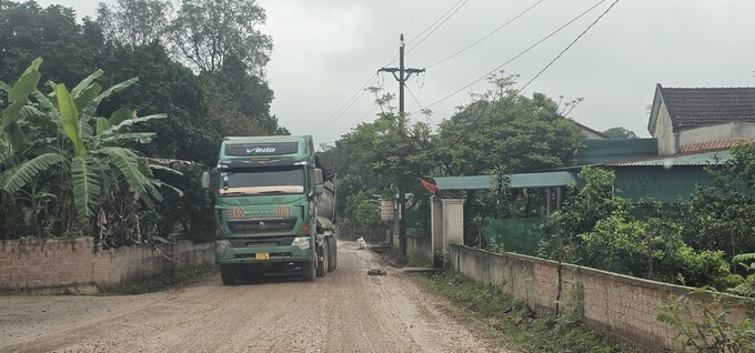 Người dân phải dùng gạch đá chặn trước cổng nhà để giảm thiểu tốc độ của binh đoàn xe tải