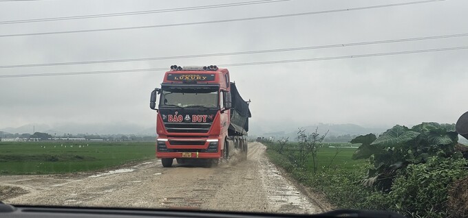 Tuyến đường nay càng xuống cấp nghiêm trọng do thời gian dài phải oằn mình “cõng” hàng trăm lượt xe trọng tải lớn