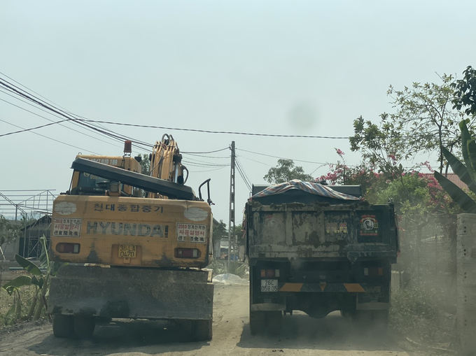 Máy xúc và xe tải di chuyển khi thấy PV có mặt
